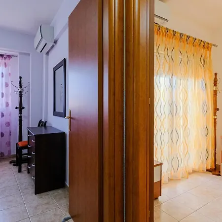2-bdrm Maisonette In Short Walk To