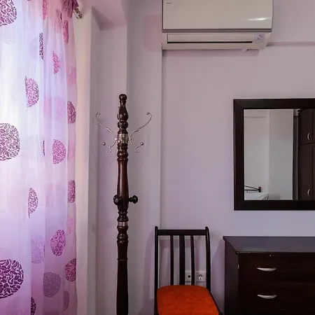 2-bdrm Maisonette In Short Walk To