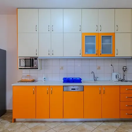 2-bdrm Maisonette In Short Walk To *
