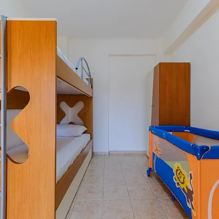 2-bdrm Maisonette In Short Walk To *