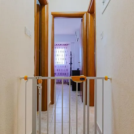 2-bdrm Maisonette In Short Walk To