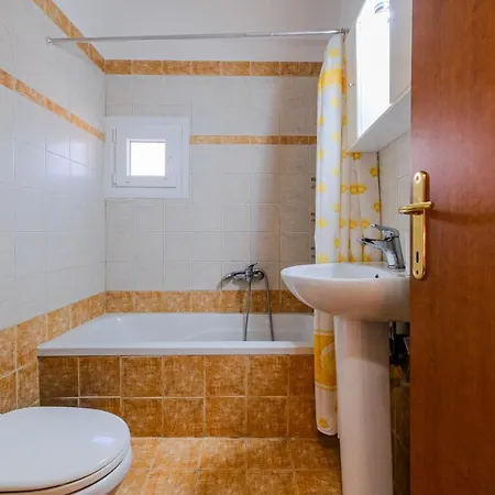 Daire 2-bdrm Maisonette In Short Walk To