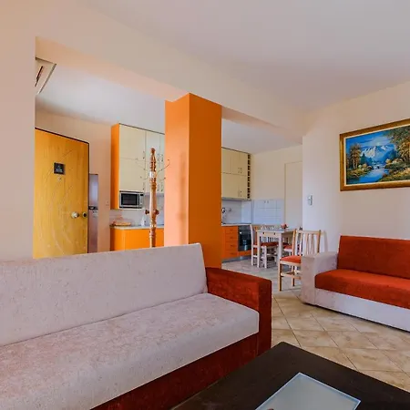 2-bdrm Maisonette In Short Walk To Daire