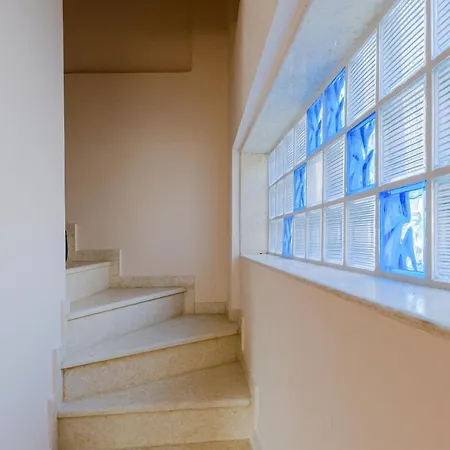 Daire 2-bdrm Maisonette In Short Walk To