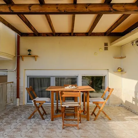 Daire 2-bdrm Maisonette In Short Walk To