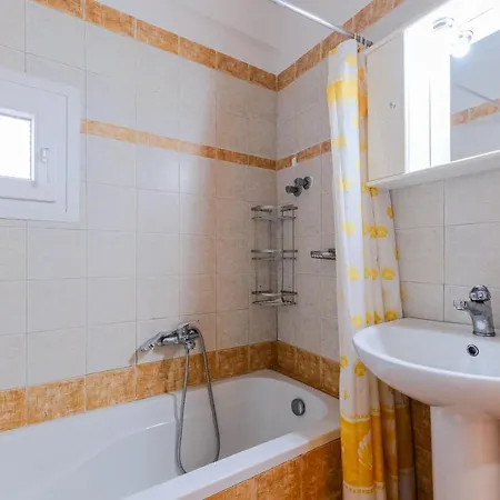 Daire 2-bdrm Maisonette In Short Walk To *