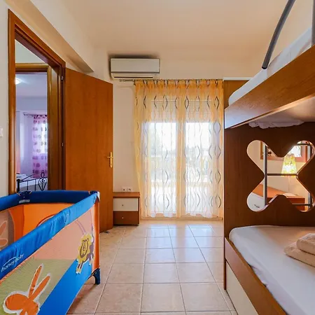 2-bdrm Maisonette In Short Walk To *