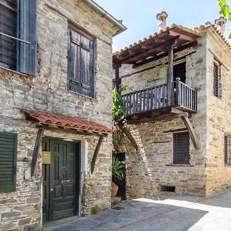 Daire 2-bdrm Maisonette In Short Walk To *